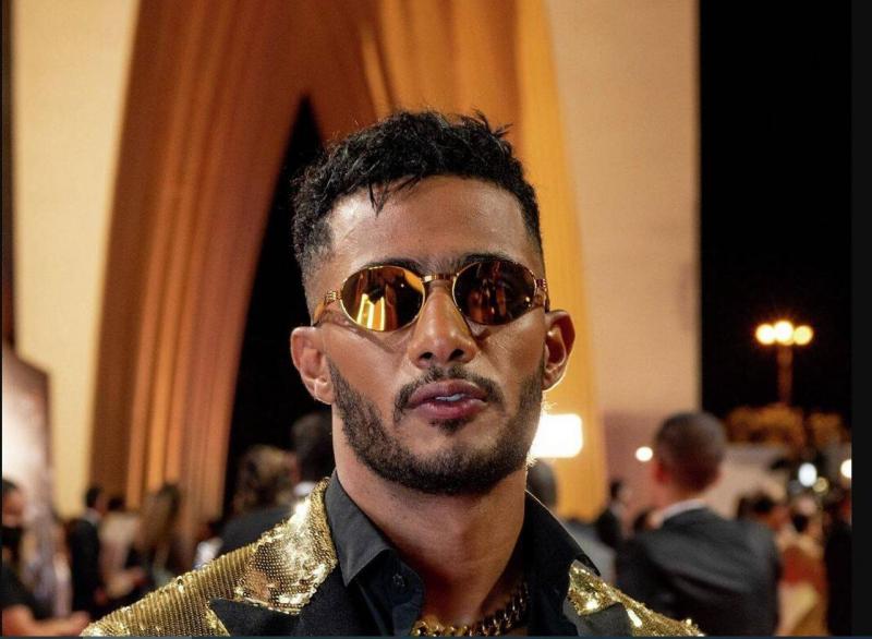 بروب الساتان.. محمد رمضان في السرير مع 3 نساء