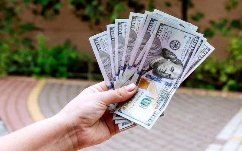 الدولار قرب أدنى مستوى في 15 شهرا