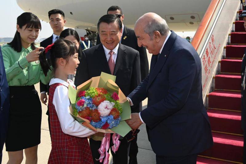 الرئيس الجزائري يصل إلى الصين في زيارة رسمية