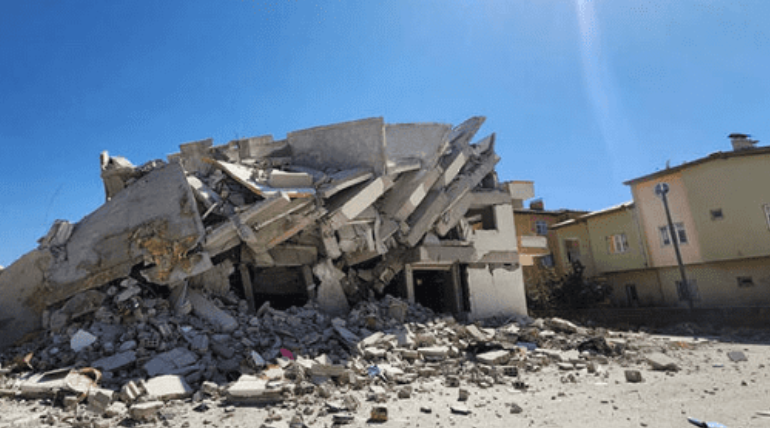 زلزال في كهرمان مرعش.. وانهيار مبنى