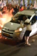بالفيديو- 4 جرحى باجتياح سيارة لعدد من المتظاهرين وسط إسرائيل