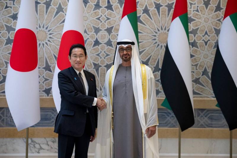 رئيس دولة الإمارات يستقبل رئيس وزراء اليابان
