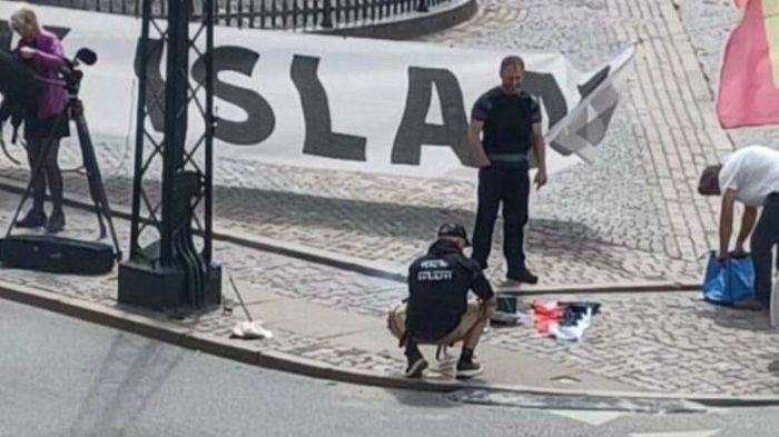 شخصان يحرقان مصحفا أمام السفارة العراقية في الدنمارك