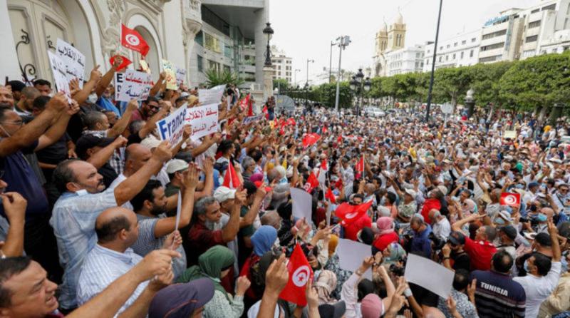 معارضون تونسيون يحتجون ضد 