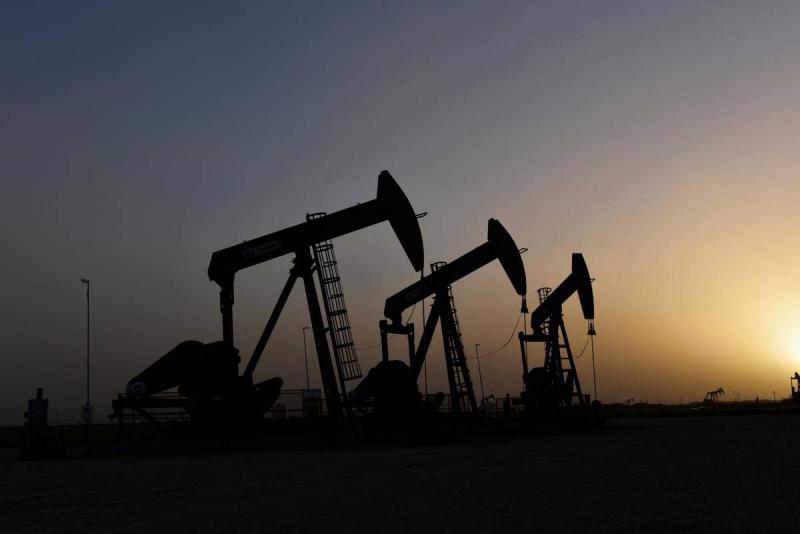 النفط ينخفض قبيل قرارات بشأن رفع الفائدة
