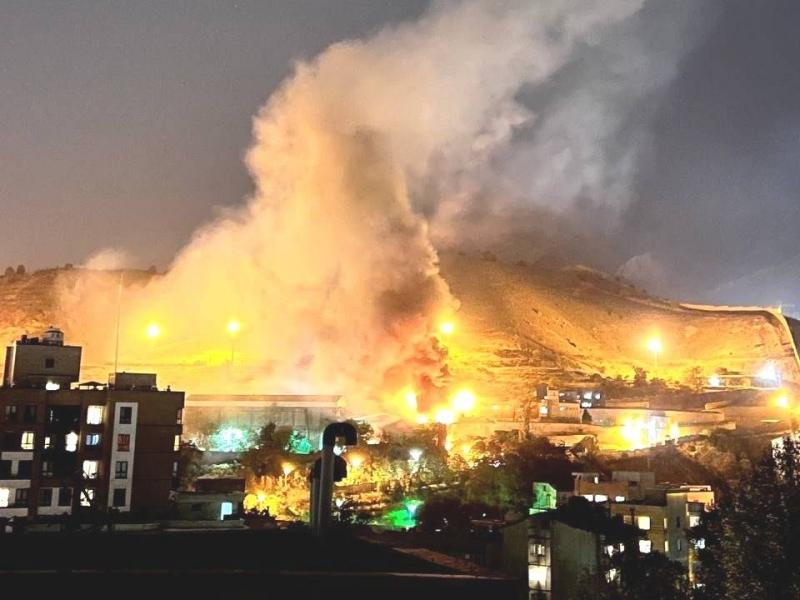 حريق غابات حول سجن إيفين الإيراني يتسبب في انفجار ألغام