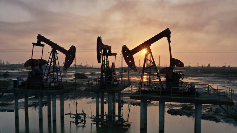 النفط يستقر قرب أعلى مستوى له وسط مؤشرات على تراجع الإمدادات
