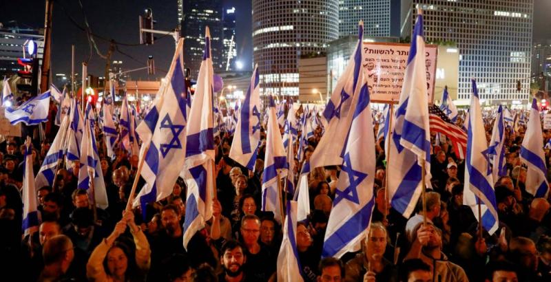آلاف المحتجين في إسرائيل يواصلون الضغط على نتنياهو