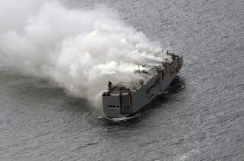 قطر سفينة شحن سيّارات مشتعلة قبالة ساحل هولندا