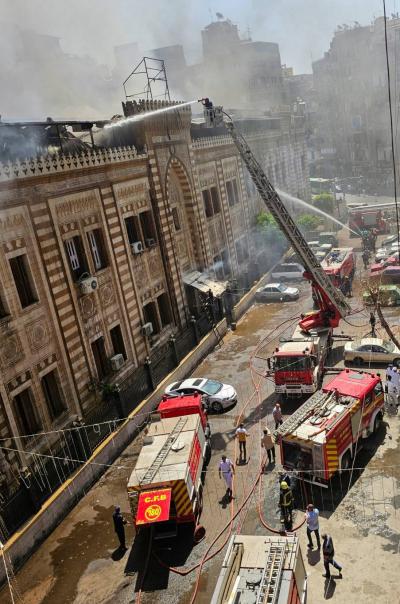 بالصور.. حريق هائل في مبنى وزارة الأوقاف المصرية