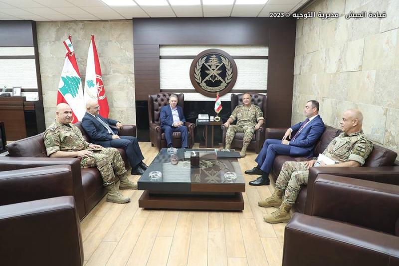 قائد الجيش بحث والسفير الفلسطيني التطورات في مخيم عين الحلوة
