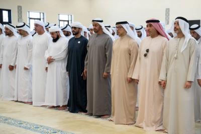 رئيس دولة الإمارات والشيوخ يؤدون صلاة الجنازة على روح سعيد بن زايد