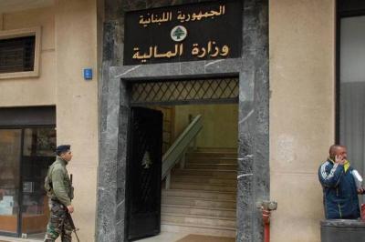 وزارة المال حولت إلى مصرف لبنان رواتب العسكريين والموظفين