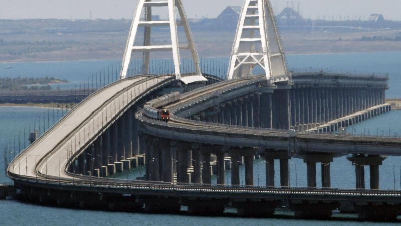 عودة حركة المرور على جسر القرم بعد توقفها لفترة وجيزة