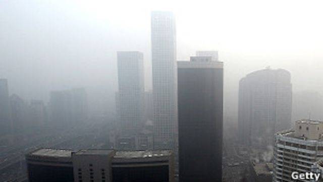انبعاث دخان أصفر جراء تسريب مستودع كيماويات في الصين