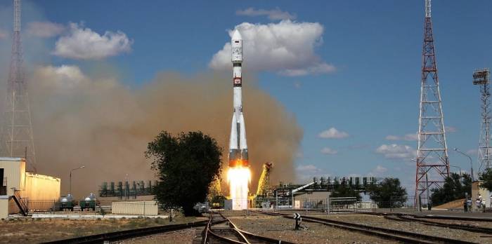 روسيا تسابق الزمن لإطلاق رحلة للقمر بحثًا عن المياه