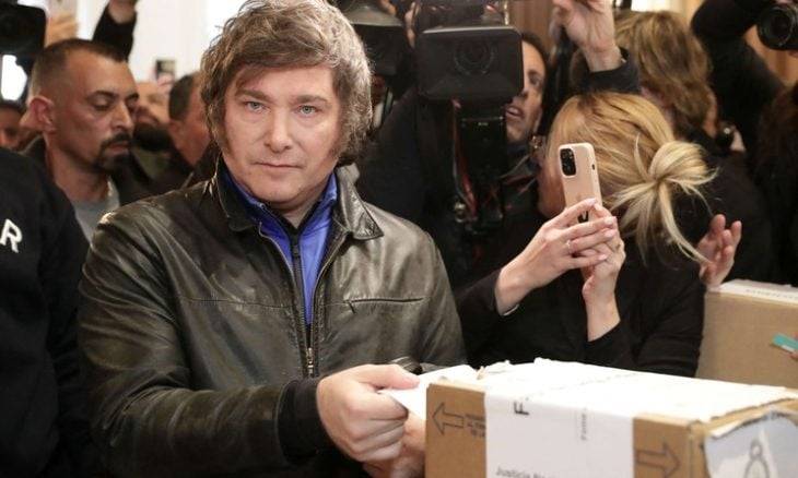 الليبرالي ميلي يحقق مفاجأة كبرى ويتصدر الانتخابات التمهيدية في الأرجنتين
