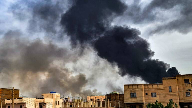 السودان.. اشتباكات عنيفة ونزوح جماعي عن أم درمان والخرطوم