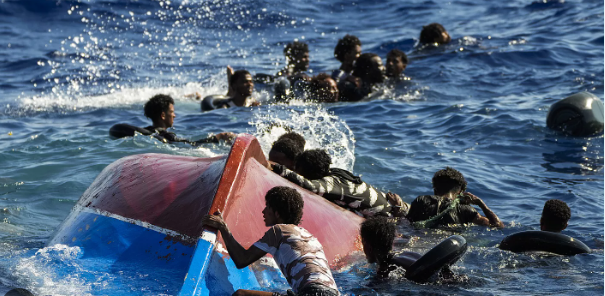 طفل بين غرقى قارب مهاجرين قبالة سواحل تونس