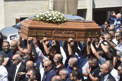 الكحالة تستقبل جثمان فادي بجاني بالتصفيق والموسيقى