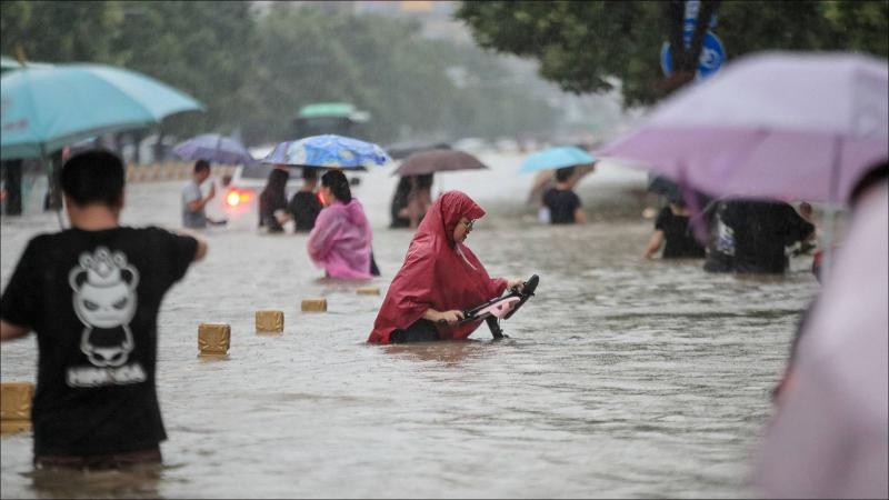مقتل 3 في الصين خلال محاولتهم النجاة من السيول