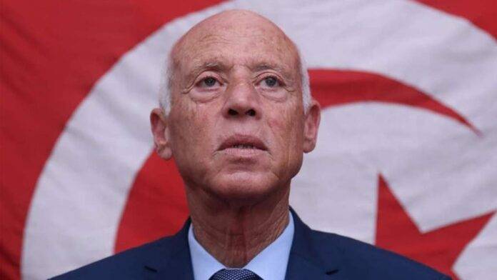 قاض تونسي يمدد التحفظ على 6 معارضين بارزين للرئيس