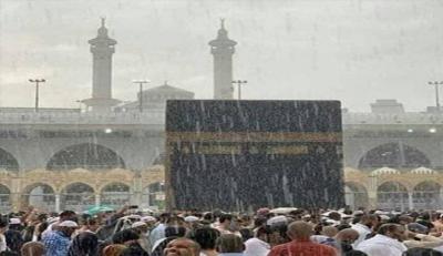 بالفيديو- أمطار غزيرة على الحرم المكي
