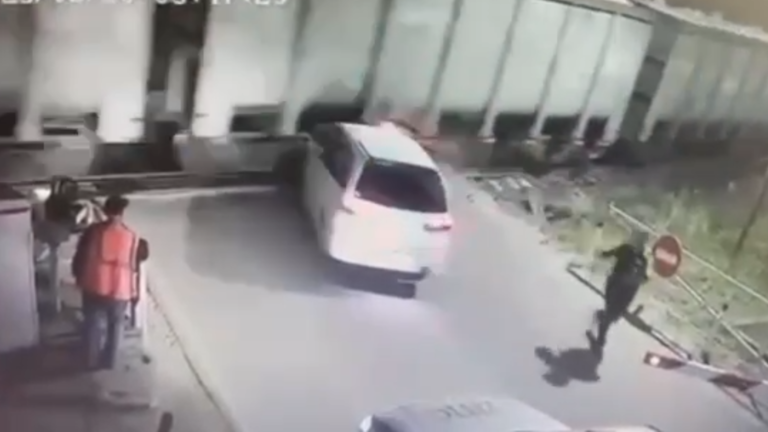 بالفيديو- سائق سيارة حاول الهروب من الشرطة فاصطدم بقطار شحن