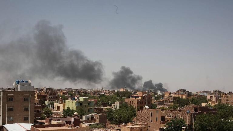 الجيش السوداني يستهدف قاعدة كرري في أم درمان.. والدعم السريع يعلن قرب انتهاء المعارك