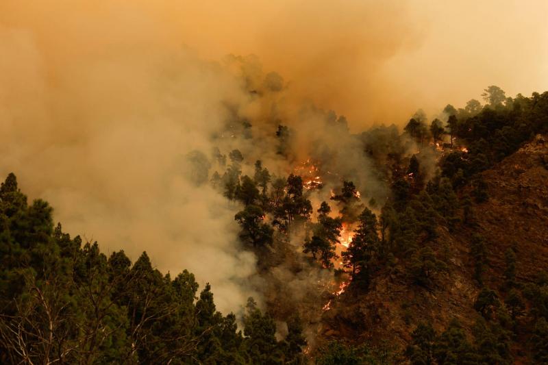 إجلاء الآلاف إثر انتشار حرائق غابات في إسبانيا