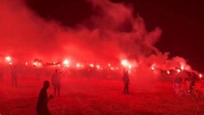 محتجون يحملون مشاعل قرب منتجع يقضي فيه نتنياهو إجازته