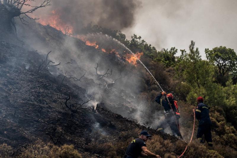 في اليونان.. حرائق الغابات تتسبب بمقتل شخص