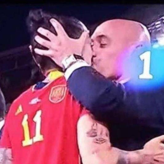 رئيس الاتحاد الإسباني يفجّر جدلاً بسبب تقبيل لاعبة على الهواء