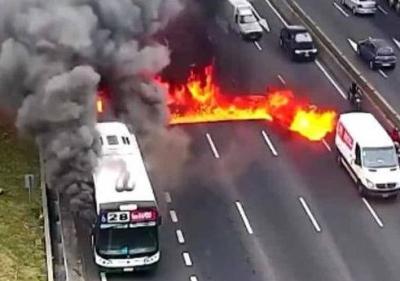 نيران تلتهم حافلةً في الأرجنتين وتجبر الركاب على الفرار (فيديو)