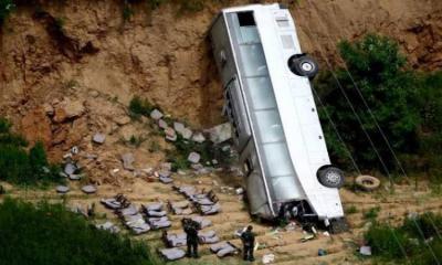 مقتل 18 في تحطم حافلة شرقي باكستان