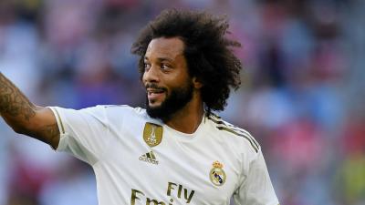 سيدة عجوز تساعد مارسيلو على السفر مع ريال مدريد إلى لندن