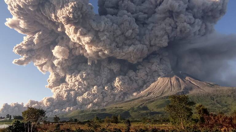 سحابة مروعة من الرماد الساخن ينفثها بركان جبل سينابونج في أندونيسيا