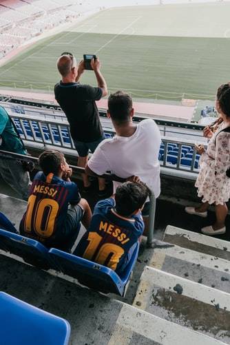 الأسطورة يقترب من تجديد عقده مع برشلونة