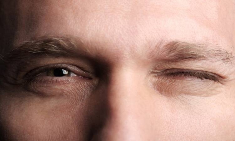 تعد زيادة حركة رموش العين من احدى العلامات المزعجة لنقص فيتامين B12