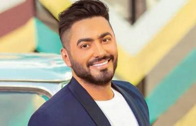 تامر حسني يغني مع إحدى معجباته ويشجعها بحركاته