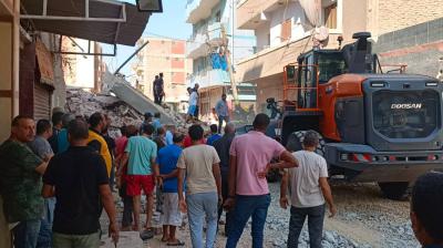 مصرع شخص والبحث عن ضحايا تحت الأنقاض بانهيار عقار في الإسماعيلية