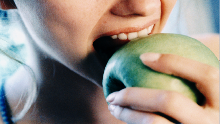فوائد مذهلة.. عالم أغذية يكشف أهمية تناول التفاح كل يوم