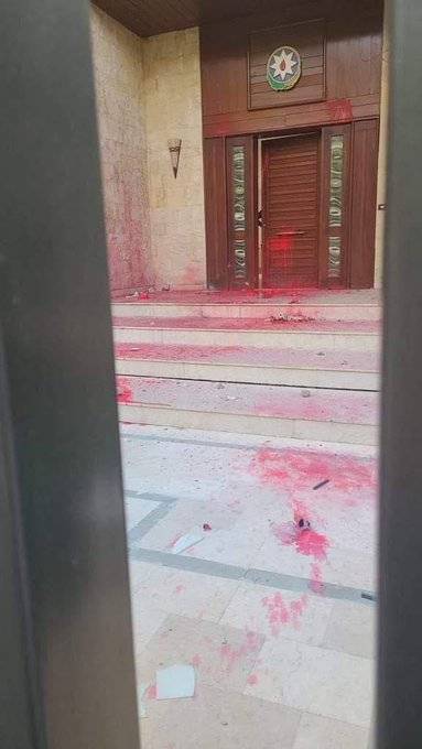 بالفيديو- تعرض سفارة أذربيجان في بيروت لاعتداء