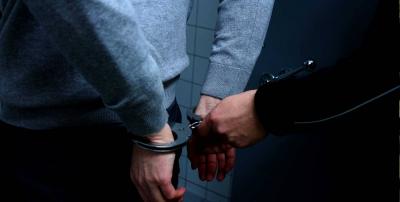 أمن الدّولة توقف مراهقةً وأخاها يسرقان المحالّ التجاريّة
