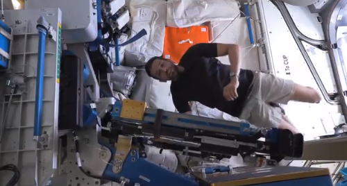 بالفيديو-سلطان النيادي.. وأبرز التمارين الرياضية في محطة الفضاء