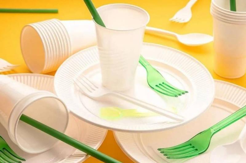 الحكومة البريطانية تقرر حظر أدوات المائدة البلاستيكية
