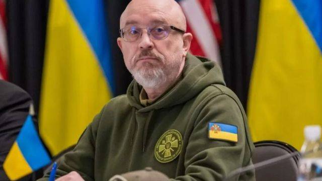 وزير الدفاع الأوكراني يقدم إستقالته
