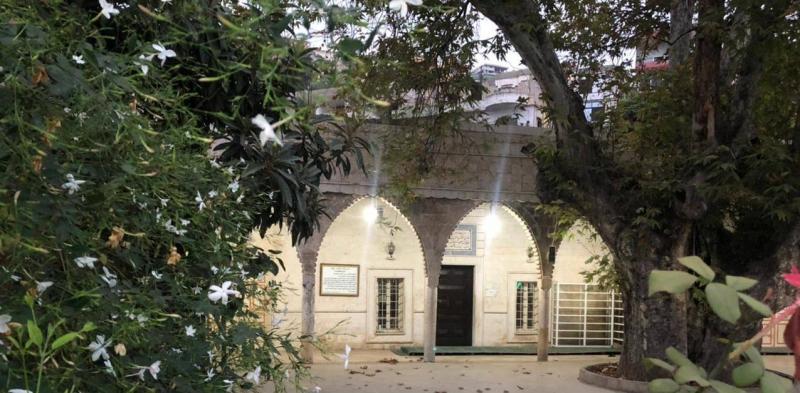مسلحون يقتحمون مسجداً في برقايل