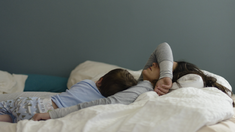 كم يفقد الوالدان من النوم في السنة الأولى من حياة طفلهما؟