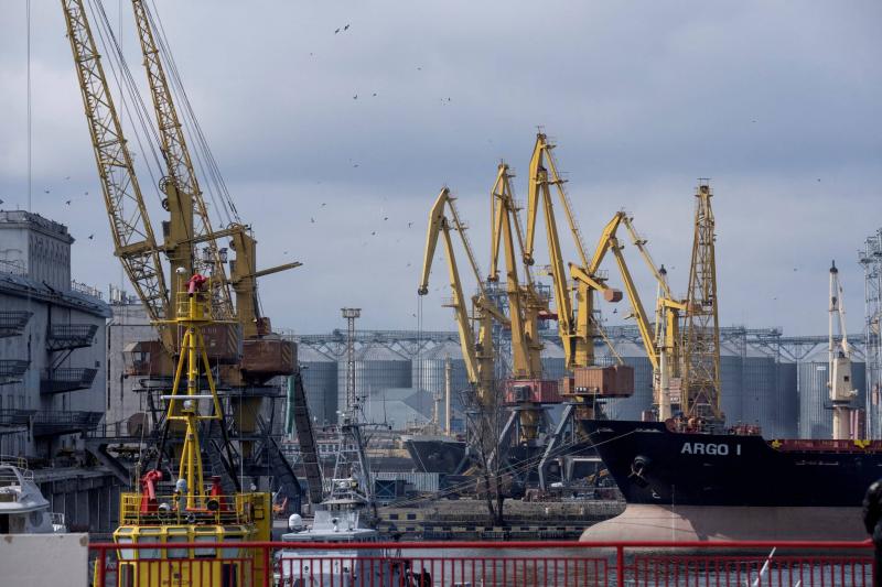 إصابة اثنين في هجوم روسي بطائرات مسيرة على الميناء في أوديسا